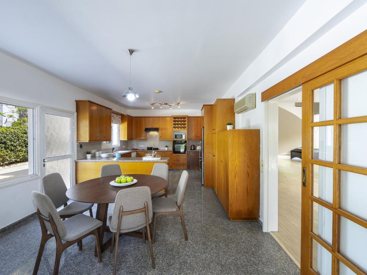 וילה Meneou Seaside Mansion 7